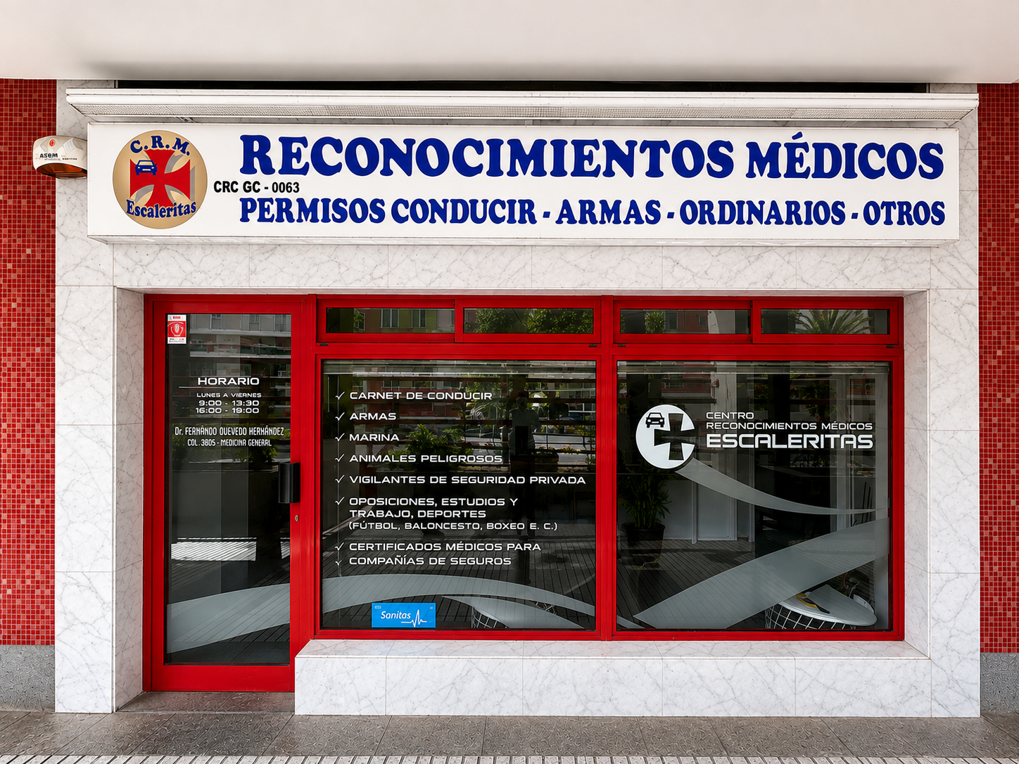 Fachada exterior del centro de reconocimientos médicos en Avenida de Escaleritas