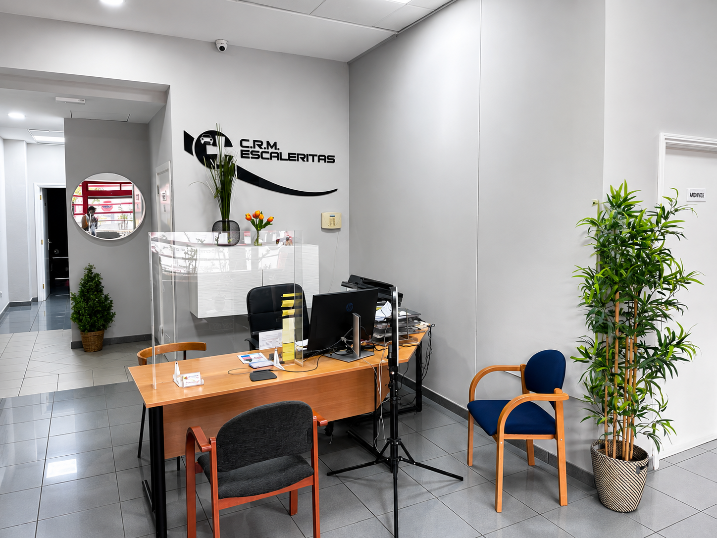 Entrada y recepción del centro de reconocimientos médicos Escaleritas en Las Palmas