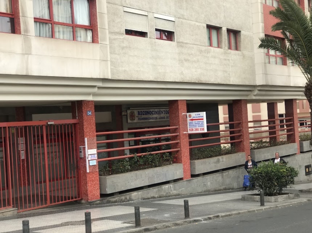 Acceso y fachada exterior del centro de reconocimientos médicos en Avenida de Escaleritas 54