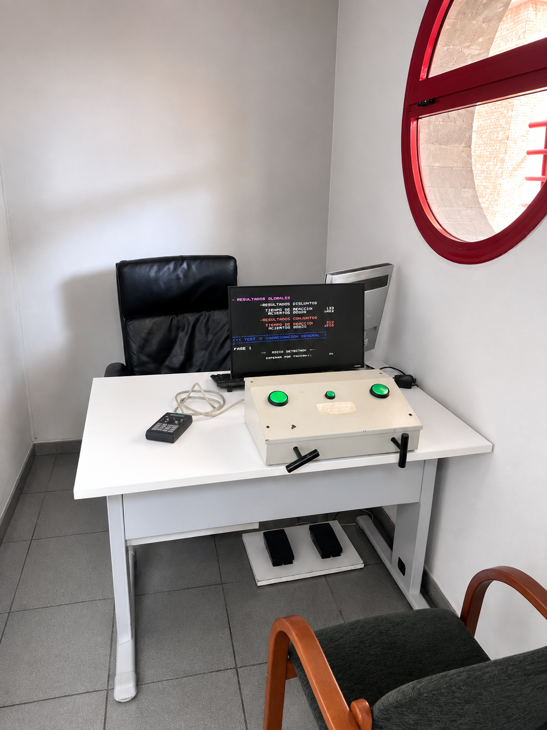 Sala de pruebas psicotécnicas con equipo de coordinación y tiempos de reacción